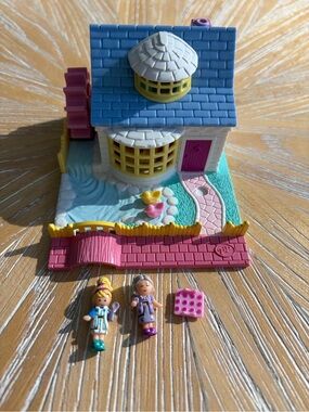 1994 COMPLETE Grandma’s Cottage w cookie tray Polly Pocket Bluebird